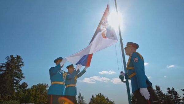 ЧУВАЈТЕ И БРАНИТЕ ЈЕ: Кошаркашка репрезентација добила државну заставу Србије (ФОТО)