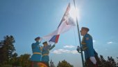 ČUVAJTE I BRANITE JE: Košarkaška reprezentacija dobila državnu zastavu Srbije (FOTO)