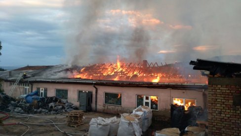 POŽAR U PIROTU: Buknula vatra u nekadašnjoj fabrici dečjeg nameštaja “Stolar” (FOTO)