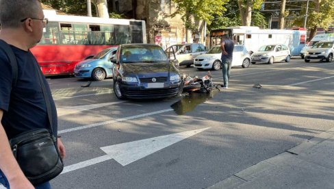 SAOBRAĆAJNA NESREĆA NA SLAVIJI: Povređena jedna osoba u sudaru motora i automobila (FOTO)