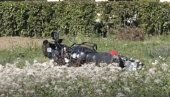 STRAVIČAN SUDAR MOTORA I AUTOMOBILA: Dvotočkaš završio u njivi, motociklistima polomljene noge (FOTO)