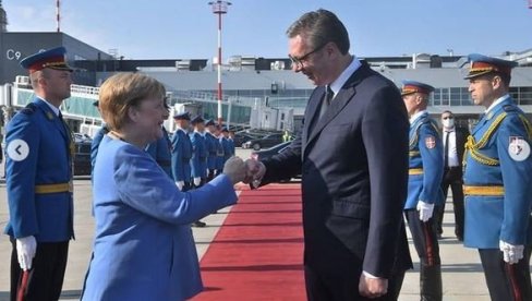 PRIJATELJSKI POZDRAV: Merkel i Vučić se oprostili uz savremeno rukovanje (VIDEO)
