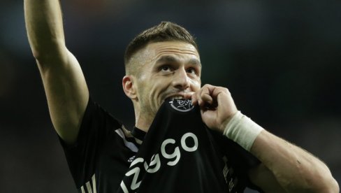 SRBIN VLADA HOLANDIJOM: Dušan Tadić asistencijama i golom rešio derbi Ajaks - PSV (VIDEO) SRBIN VLADA HOLANDIJOM: Dušan Tadić asistencijama i golom rešio derbi Ajaks - PSV (VIDEO)