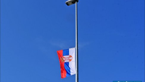 U SLAVU PRAZNIKA: U Zrenjaninu zastave na Gradskoj kući, Vodotornju, mostovima, kružnim raskrsnicama (FOTO)