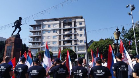 SVEČANI DEFILE SA SRPSKIM TROBOJKAMA: U Paraćinu obeležen Dan srpskog jedinstva, slobode i nacionalne zastave