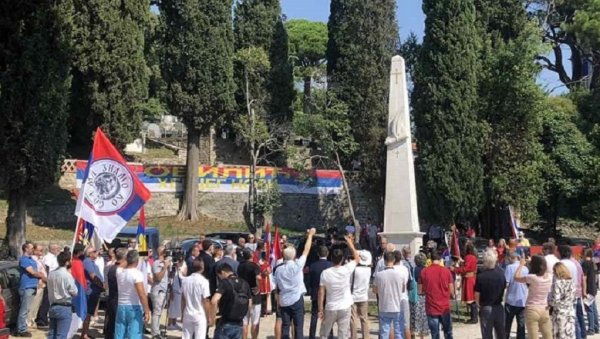 ЧУВАМО СВЕТИЊЕ ЗА НАШЕ ПОТОМКЕ! У манастиру Савина прослављен Дан српског јединства, служен парастос јунацима из Боке (ФОТО)