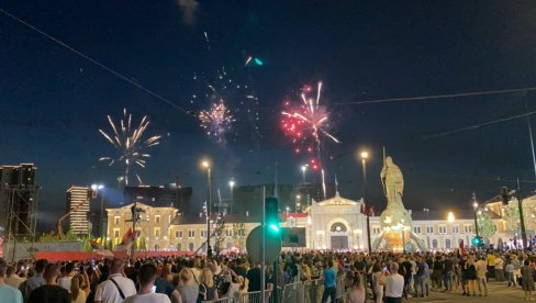 VELIČANSTVENA SCENA ZA KRAJ: Pogledajte vatromet koji je osvetlio Savski trg (FOTO/VIDEO)