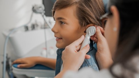 VIŠE POMAŽE ANALGETIK NEGO ANTIBIOTIK: Saveti za roditelje čija deca pate od upale ušiju