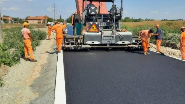 АСФАЛТИРАЈУ БЕЛЕГИШКУ УЛИЦУ: Спајање насеља Шангај и Батајничке петље