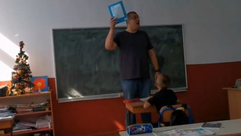 DECA SU ODUŠEVLJENA! Profesor iz Tuzle postao senzacija na društvenim mrežama (VIDEO)