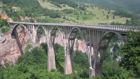 DRVENA SKELA KAO PODUHVAT BEZ PREMCA: Veliki građevinski podvig prilikom izgradnje mosta na Tari pre 80 godina sačuvan i u knjizi DRVENA SKELA KAO PODUHVAT BEZ PREMCA: Veliki građevinski podvig prilikom izgradnje mosta na Tari pre 80 godina sačuvan i u knjizi