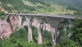 DRVENA SKELA KAO PODUHVAT BEZ PREMCA: Veliki građevinski podvig prilikom izgradnje mosta na Tari pre 80 godina sačuvan i u knjizi