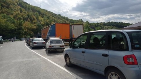 NOVI NAPADI NA SRBE NA KOSMETU: Pripadnici Rosu sa dugim cevima na Jarinju pretresaju građane! (VIDEO) NOVI NAPADI NA SRBE NA KOSMETU: Pripadnici Rosu sa dugim cevima na Jarinju pretresaju građane! (VIDEO)