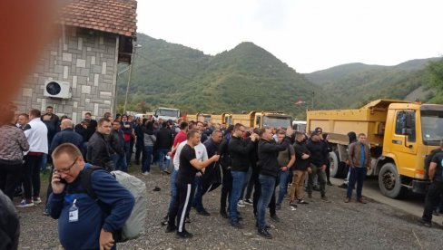 DESETINE KAMIONA SA TABLICAMA KM NA JARINJU: Prelaz je blokiran u oba smera - okupilo se nekoliko stotina ljudi (FOTO/VIDEO)