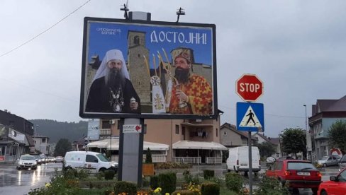 BERANE ČEKA USTOLIČENJE: U gradu postavljeni bilbordi dobrodošlice patrijarhu Porfiriju (FOTO)