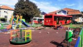 PRVE SLIKE I SNIMCI SA MESTA NESREĆE U ZEMUNU: Autobus uleteo u dečji park, vozač u bekstvu (FOTO/VIDEO)