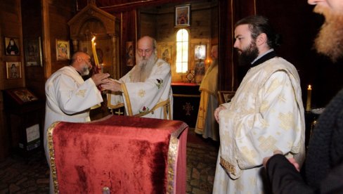 SVE JE SPREMNO ZA DOČEK PATRIJARHA: U Beranama liturgiju služio vladika Jovan, očekuje se prisustvo više hiljada vernika (FOTO)