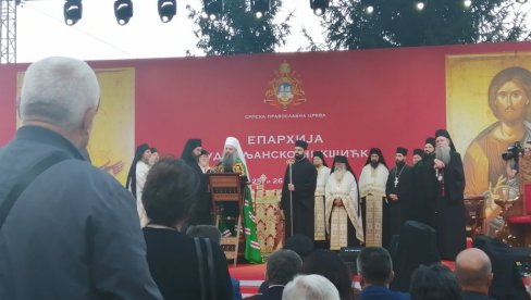 ŽIV JE BOG, JER JE ŽIVA VAŠA VERA: Beseda patrijarha Porfirija u porti manastira Đurđevi Stupovi (VIDEO)