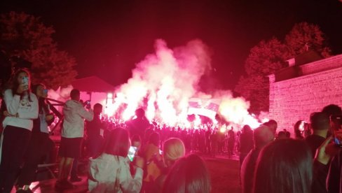 VELIČANSTVENE SCENE U BERANAMA: Srpski rod se veseli - vijore se trobojke, baklje osvetlele nebo iznad grada (FOTO)