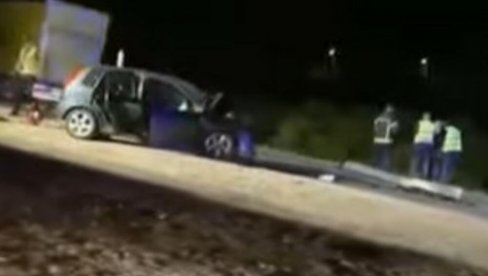 TEŠKA NESREĆA KOD MLADENOVCA: Vatrogasci seku automobil, ljudi panično vrište (VIDEO)