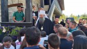 DIRLJIV PRIZOR ISPRED ĐURĐEVIH STUPOVA: Hiljade vernika pozdravilo patrijarha Porfirija (VIDEO)
