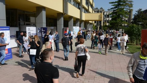 OČI U OČI SA POSLODAVCIMA: Na tradicionalnom Sajmu zapošljavanja u Kraljevu ponuđeno 1.000 radnih mesta (FOTO)