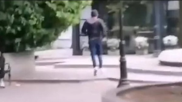 ОПРЕЗ: Овако изгледа манијак који напада девојке по Београду - Снимљен је док бежи (ФОТО)