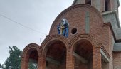 AKCIJA GRAĐANA I DONATORA: Postavljen krst na Crkvi Svetog Arhangela Mihaila kod Požarevca