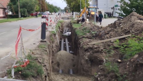 RADOVIMA NA TOPLOVODNOJ OŠTETLI VODOVODNU MREŽU: Moraju da stave 250 m novih cevi