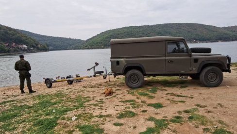 ŽANDARMI PRETRAŽUJU BOVANSKO JEZERO: Tragaju za nestalom porodicom iz Aleksinca (FOTO/VIDEO)