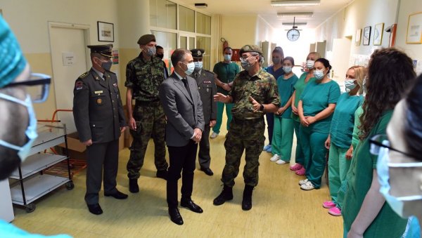 АПЕЛ ГРАЂАНИМА ДА СЕ ВАКЦИНИШУ: Министар Стефановић обишао војну ковид болницу „Карабурма“