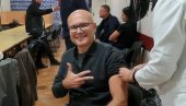 MILOŠ VUČEVIĆ PRIMIO TREĆU DOZU: Vakcinišite se, spasite sebe i svoje voljene (FOTO) MILOŠ VUČEVIĆ PRIMIO TREĆU DOZU: Vakcinišite se, spasite sebe i svoje voljene (FOTO)