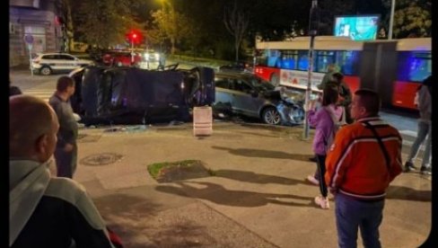 FOTOGRAFIJA SA MESTA SAOBRAĆAJKE U ZEMUNU: Škodom projurio na crveno i zakucao se u reno, tri osobe prevezene u Urgentni centar FOTOGRAFIJA SA MESTA SAOBRAĆAJKE U ZEMUNU: Škodom projurio na crveno i zakucao se u reno, tri osobe prevezene u Urgentni centar