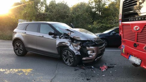 SAOBRAĆAJNA NESREĆA NA ČUKARICI: Range rover udario u autobus 55 (FOTO/VIDEO)