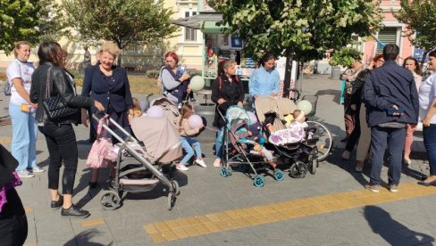 МАМЕ И БЕБЕ У КОЛИЦИМА: Шетњом у центру Зењанина показују значај дојења (ФОТО)