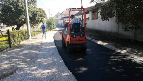 ASFALTIRANJE U NEKOLIKO PARAĆINSKIH SELA: Nove kolovoze dobile ulice u Šavcu, Čepuru i četiri podjuhorska sela