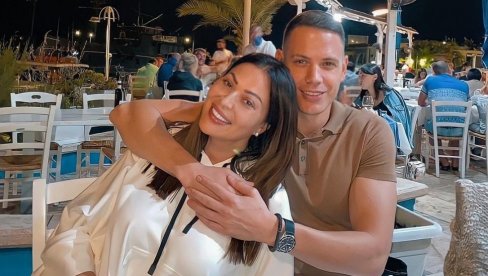 CECA IZAŠLA IZ BOGDANOVOG FIĆE: Pevačica se bez obezbeđenja provozala sa dečkom (FOTO) CECA IZAŠLA IZ BOGDANOVOG FIĆE: Pevačica se bez obezbeđenja provozala sa dečkom (FOTO)