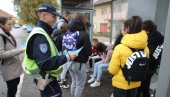 AKCIJA U ŽITIŠTU: Bezbednost učenika u saobraćaju – Đacima podeljeni flajeri AKCIJA U ŽITIŠTU: Bezbednost učenika u saobraćaju – Đacima podeljeni flajeri