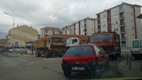 NOVE BARIKADE NA SEVERU KIM: Ogorčeni upadom ROSU, Srbi blokirali put kod Zvečana i u Severnoj Mitrovici (FOTO)