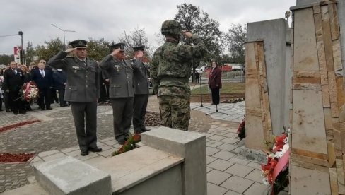 ПОЛОЖЕНИ ВЕНЦИ ЗА РУСКУ БРАЋУ: На Дан ослобођења Крушевца у Другом светском рату откривено обновљено обележје Црвеноармејцима (ФОТО)