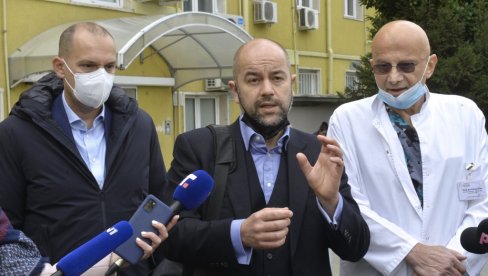 OPERACIJOM SPASLI TROJE MALIŠANA: Dr Kostolni iz Londona izveo nekoliko zahvata sa kolegama u Tiršovoj