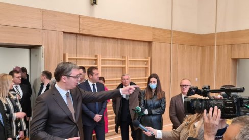 IZGLEDA LEPŠE NEGO U MOJE VREME: Predsednik Vučić obišao rekonstruisanu zgradu Zemunske gimnazije (FOTO/VIDEO)