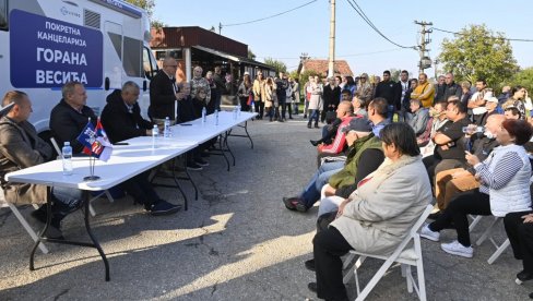 ODVOD NAJVAŽNIJI: Pokretna kancelarija Gorana Vesića stigla do sela u okolini Mladenovca