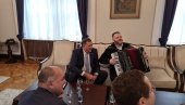 СРПКИЊА ЈЕ МЕНЕ МАЈКА РОДИЛА: Песма се ори зградом Председништва БИХ - Додик довео хармоникаше