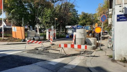 POSTAVLJAJU CEVI NA SENJSKOM TRGU: Kanalizacija u starom jezgru Zemuna