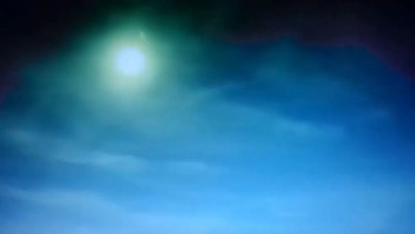 ЧУДНЕ ПРИЛИКЕ НА НЕБУ ИЗНАД САД: Снимљен метеор који је обасјао небо зеленом светлошћу
