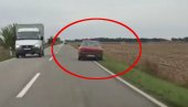 NOVI SNIMAK BAHATE VOŽNJE U SRBIJI: Vozilom prelazi u suprotnu traku pa silazi s puta, ostali vozači uplašeni (VIDEO)