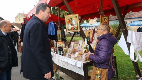 СВЕТКОВИНА ЗНАЊА И РАЗНИХ УМЕЋА: У Мачванском Прњавору успешно организовани први Михољски сусрети села Мачве