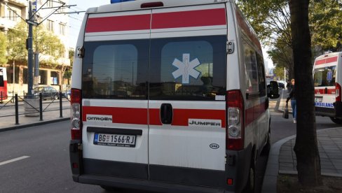 TINEJDŽER SKOČIO SA ČETVRTOG SPRATA ZGRADE U RAKOVICI: Pao na automobil, hitno prevezen u Urgentni