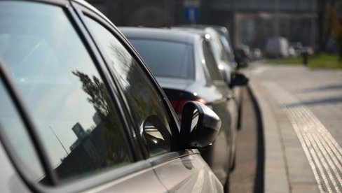BAHATE VOZAČE USPORAVAĆE METALNA PIRAMIDA:  Novi ležeći policajac aktivira se čim neko prekorači brzinu, evo kako izgleda